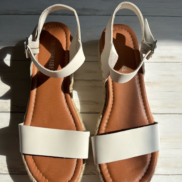 2 FOR $15 SALE!! *ADD TO BUNDLE* Cushionaire White Wedge Sandals - Picture 5 of 5